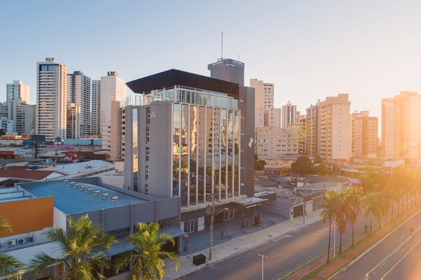 Sede do escritório Jacó Coelho Advogados ao entardecer